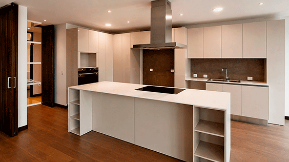 Cocina-integral-amplia-madera-proyecto-residencial-elegante
