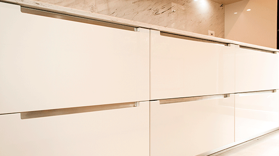 Mueble-madera-acabado-brillante-blanco-cocina-integral